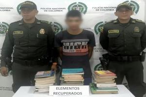 Cogieron a una ‘rata intelectual’. Sujeto se robó 40 libros de una biblioteca en Ibagué
