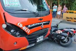 Pareja en moto chocó violentamente contra buseta en la 103 de Ibagué