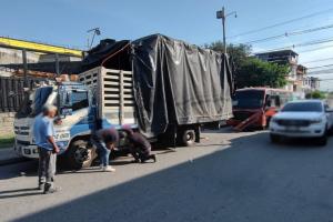 Buseta se quedó sin frenos y colisionó contra Turbo detrás de Homecenter en Ibagué
