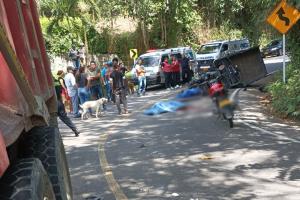 ¡Tragedia! Dos personas fallecieron tras violento choque entre moto-carro y una volqueta en la vía Ibagué – Rovira