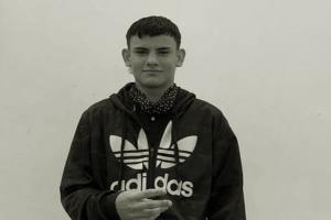 𝗔 𝗽𝘂𝗻̃𝗮𝗹 𝗮𝘀𝗲𝘀𝗶𝗻𝗮𝗿𝗼𝗻 𝗮 𝗖𝗮𝗺𝗶𝗹𝗼 𝗚𝗮𝗹𝗲𝗮𝗻𝗼 𝗲𝗻 𝗽𝗹𝗲𝗻𝗮𝘀 𝗳𝗶𝗲𝘀𝘁𝗮𝘀 𝗱𝗲 𝗚𝘂𝗮𝗹𝗮𝗻𝗱𝗮𝘆 - 𝗧𝗼𝗹𝗶𝗺𝗮