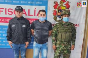 Cárcel por presuntamente abusar de una menor de edad a quien contactó por redes sociales con un perfil falso 