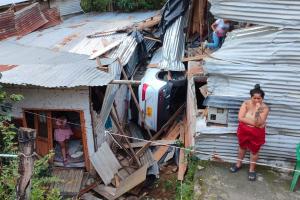 Camioneta quedó incrustada entre dos viviendas en el barrio Tulio Varón de Ibagué