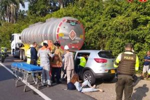 Una persona falleció tras violento accidente entre una camioneta y un carro cisterna en la vía Melgar – Bogotá