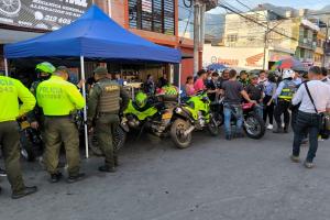 Autoridades ‘le cayeron’ a los talleres de motos en la 24, buscando autopartes robadas