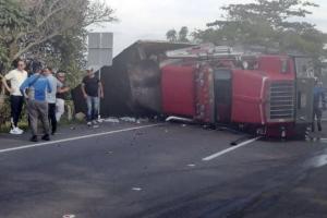 Se registró volcamiento de tractocamión en inmediaciones de Buenos Aires, cerca de la Glorieta de Payandé