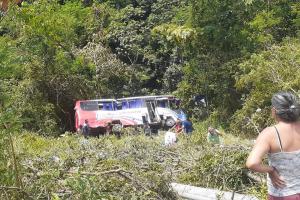 Dos mujeres fallecidas y 14 lesionados tras accidentarse bus de Flota San Vicente en el Tolima