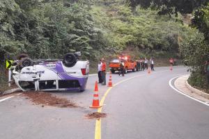 Cinco lesionados dejó accidente de una mini Vans de Velotax en la vía Líbano – Convenio