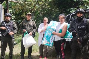 Policía Tolima y una fundación, se unieron para llevar ayuda humanitaria a una familia de escasos recursos en Chaparral
