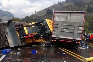 Violento choque entre vehículos de carga pesada en la vía Cajamarca – Ibagué