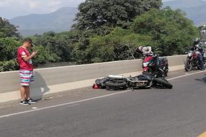 Pareja de hermanos se accidentó en el puente del río Sumapaz en Melgar: Uno de ellos murió