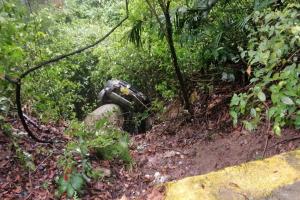 ¡Tremendo susto! Una familia cayó a un abismo cuando se movilizaba en una camioneta por la vía Fresno – Mariquita