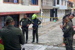 Sujeto cogió a machete a un policía y terminó siendo herido con arma de dotación en el barrio Los Ángeles de Ambalá