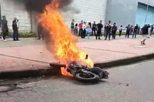 Le quemaron la moto a un delincuente en medio de un intento de fleteo a las afueras del C.C La Estación 