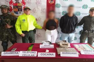 ¡Qué belleza de esposos! Capturan al ‘Tatuado’ y Angie’, pareja de microtraficantes en Santa Isabel
