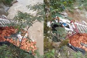 Hay desprendimiento de banca en dos sectores de la vía Roncesvalles - Ibagué.