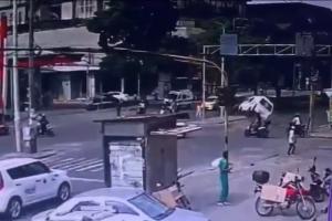Choque de ambulancia con taxi en CC La Quinta Ibagué
