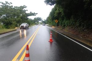 Motociclista chocó contra un árbol caído y una Rápido Tolima en la vía a Lérida