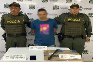 Dos carros colisionaron y uno de los conductores se bajó con machete robándole el celular al otro 