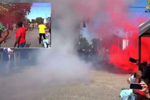 La nube del gas se mezcló con las denominadas granadas de humo de colores, usuales en este tipo de eventos.