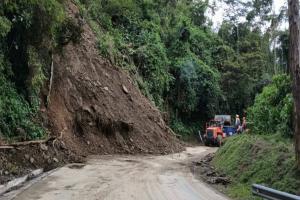 Deslizamiento en la vía que comunica al cruce de Armero con Líbano.