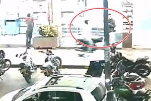 En video: Ladrón en moto se subió al andén y robó el celular a una persona en la 23 con Quinta