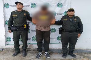 Capturaron a regente de farmacia por presuntamente abusar sexualmente de una clienta en el barrio Arkalá 