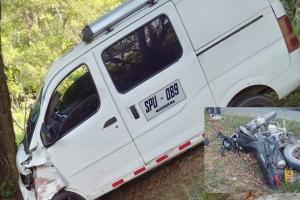 Un muerto y dos heridos dejó violento choque de motociclista contra una vans en la vía Chaparral – Rioblanco