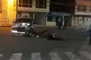 Dos heridos dejó violento choque de particular y motocicleta en el barrio Interlaken