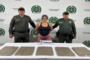 Una mujer fue capturada transportando en su moto más de 2 kilogramos de marihuana por el barrio Industrial 