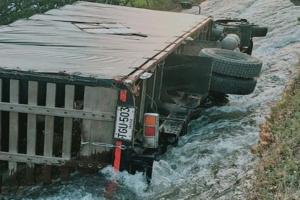 ¡Resultaron ilesos! Cayó vehículo de carga a canal de riego en Lérida