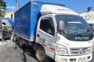 Un furgón se llevó por delante puesto ambulante en inmediaciones de la Clínica Nuestra