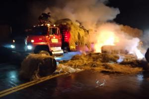 Se incendió camión tipo zorra cargado de material de arroz en la vía Cajamarca – Ibagué