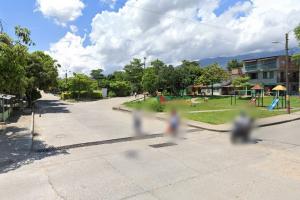 Sujetos armados con traumáticas ingresaron a una vivienda en Villa del Sol y le dispararon a cuatro personas