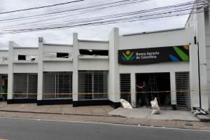 Lanza artefacto explosivo contra sede del banco Agrario en Gigante, Huila.