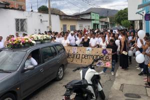 Con mariachis y globos blancos se le dio el último adiós a joven huilense asesinada en Houston, Texas.
