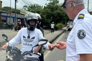 Agentes de transito en la Pedro Tafur