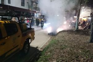 Motocicleta quemada en Ciudad Luz