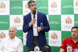 Firman convenio por 13.000 millones en créditos para productores rurales en el Huila .