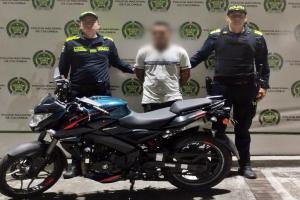 ¡Mucha rata! Aprovechó que un hombre veía el alumbrado navideño y se le llevó la moto en Ibagué