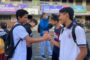 “Volvamos al Cole”: campaña de la policía de Medellín para el regreso a clases