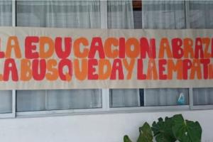 la educación abraza