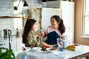 Madre e hija en la cocina referencia