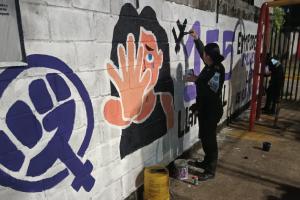 mural mujer detol