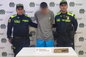 ¡Casi apuñala al papá en plena pelea y la Policía lo capturó!