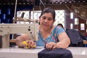 mujer con máquina de coser