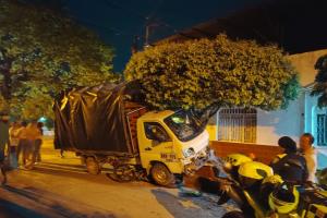 Furgón embiste a dos policías en El Espinal: uno tiene fractura de cráneo y está al borde de la muerte