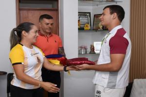 El luchador José Manuel Pérez Santamaría, recibiendo la bandera del departamento  