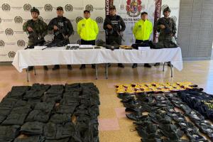 Ejército y Policía hallan caleta con fusiles y brazaletes de las FARC-EP en Ibagué