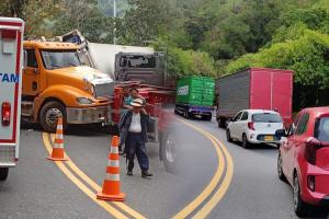 Congestión total en La Línea tras accidente de camiones